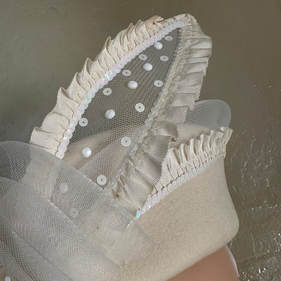 ADORABLE 1970s' IVORY FELT HAT + WHITE MESH, GROSGRAIN & SEQUIN TRIM - Picture 5 of 14